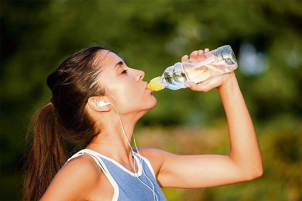 Ăn ít lại, uống nhiều nước để thanh lọc cơ thể