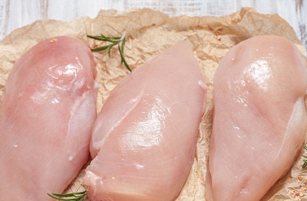 Thịt gà là loại thực phẩm cần bổ sung vào chế độ dinh dưỡng trước thi đấu bóng đá