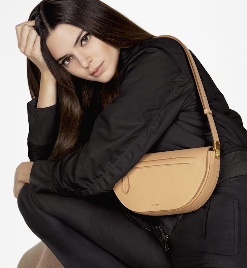 Siêu mẫu Kendall Jenner gương mặt đại điện quảng bá túi Burberry