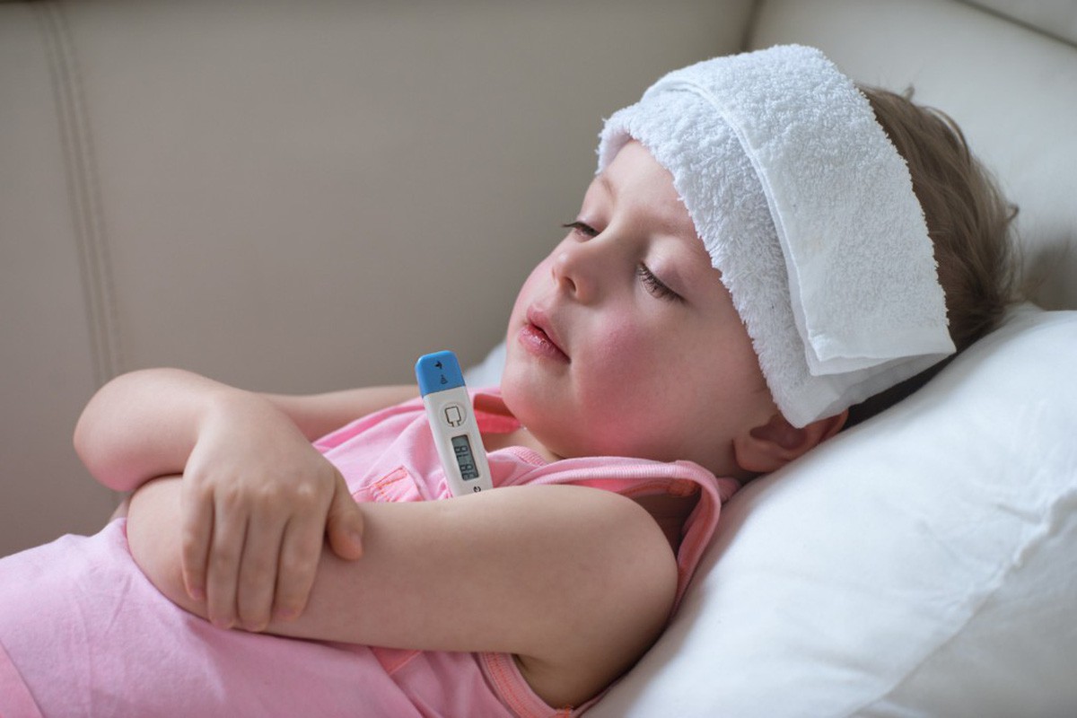 Chăm sóc trẻ khi bị bệnh sốt phát ban