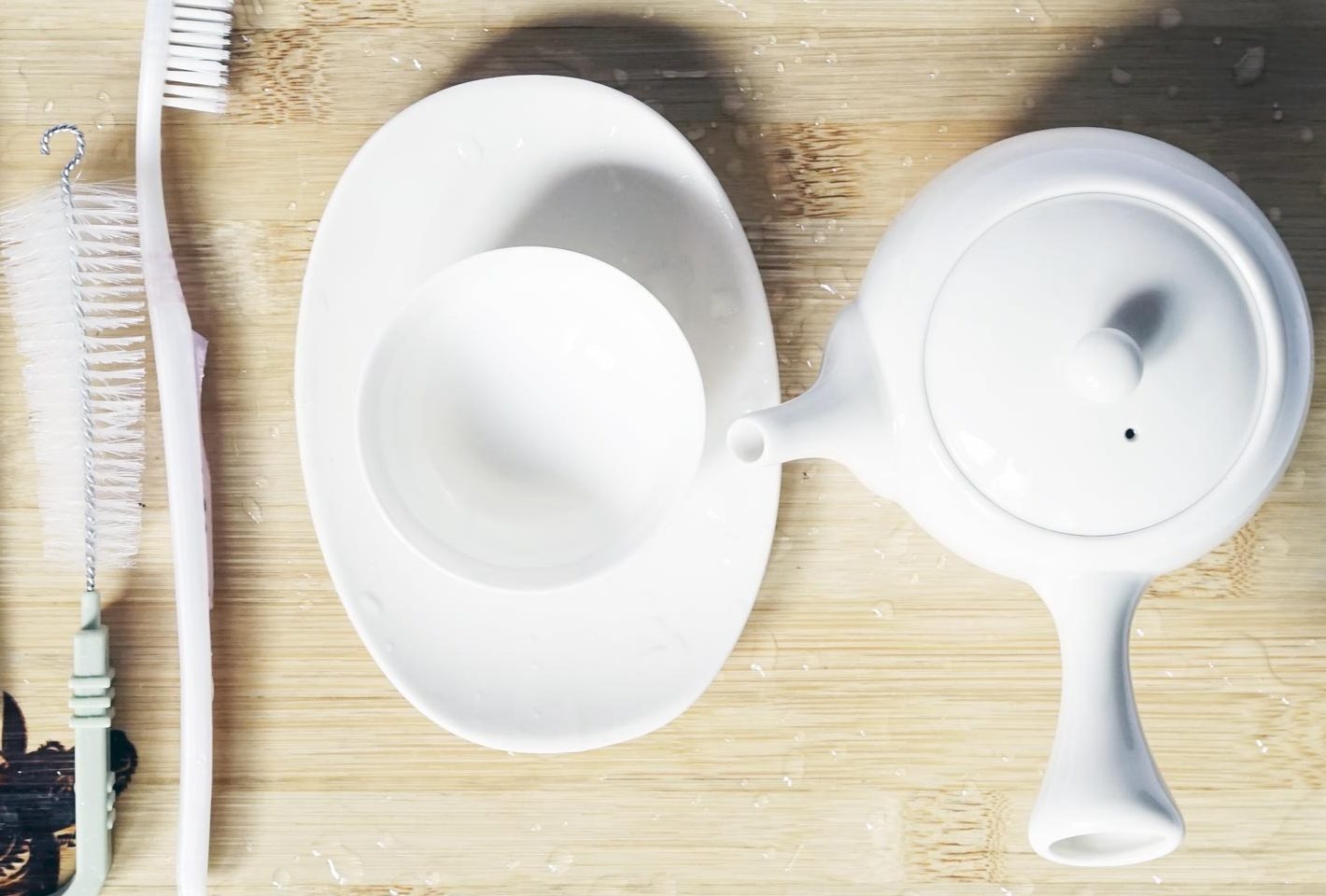 Làm sạch cặn trà và vết bẩn ở trong cốc