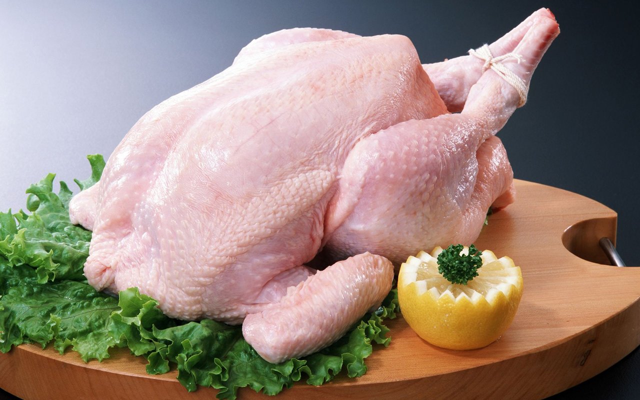 Thịt gà kết hợp với tỏi khiến món ăn trở nên nóng