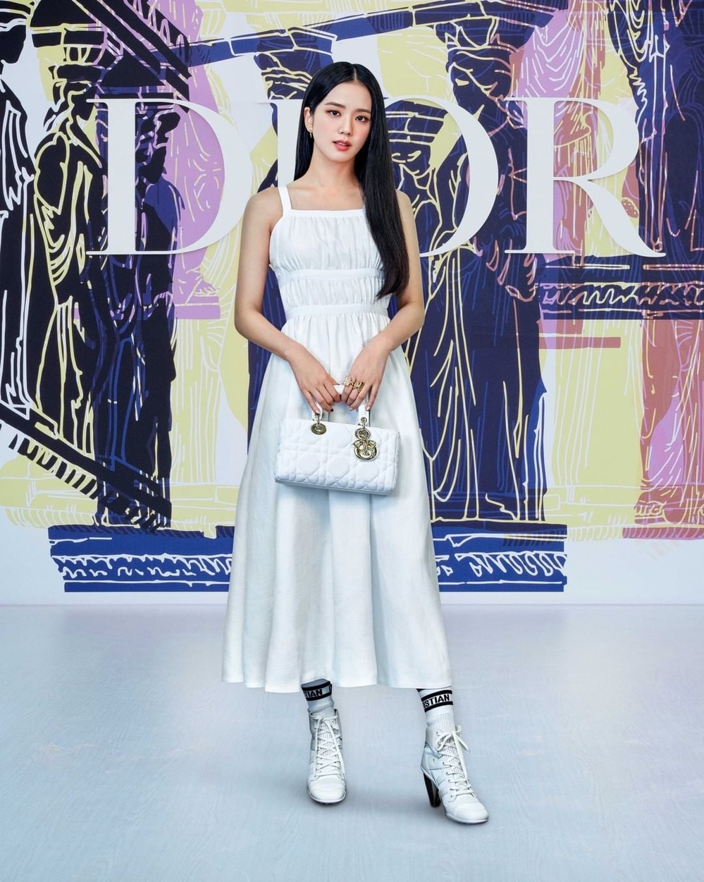 Jisoo khẳng định vị trí đại sứ của Dior với style thanh lịch